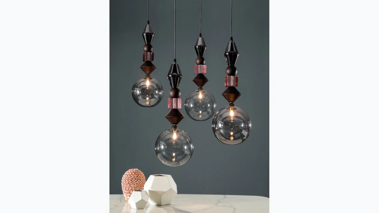 Lampada a sospensione composta da rovere, noce, oro, platino e vetro Pandora Light di Tonin Casa