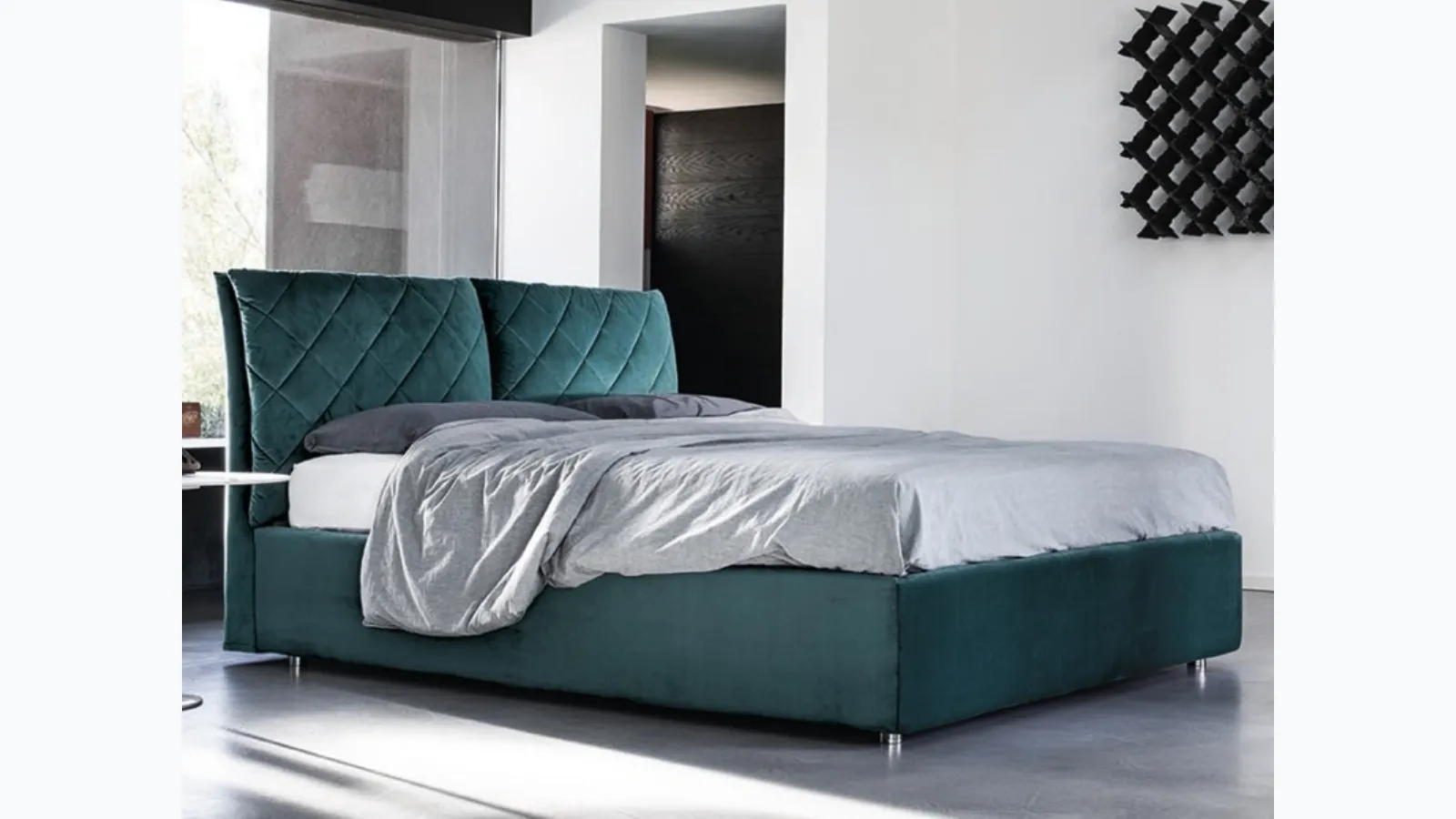 Letto in tessuto con testiera trapuntata e box contenitore Geremy di Rigosalotti