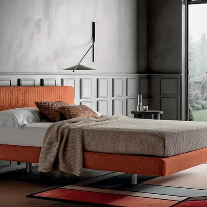 Letto con testiera imbottita Kiss di Rigosalotti