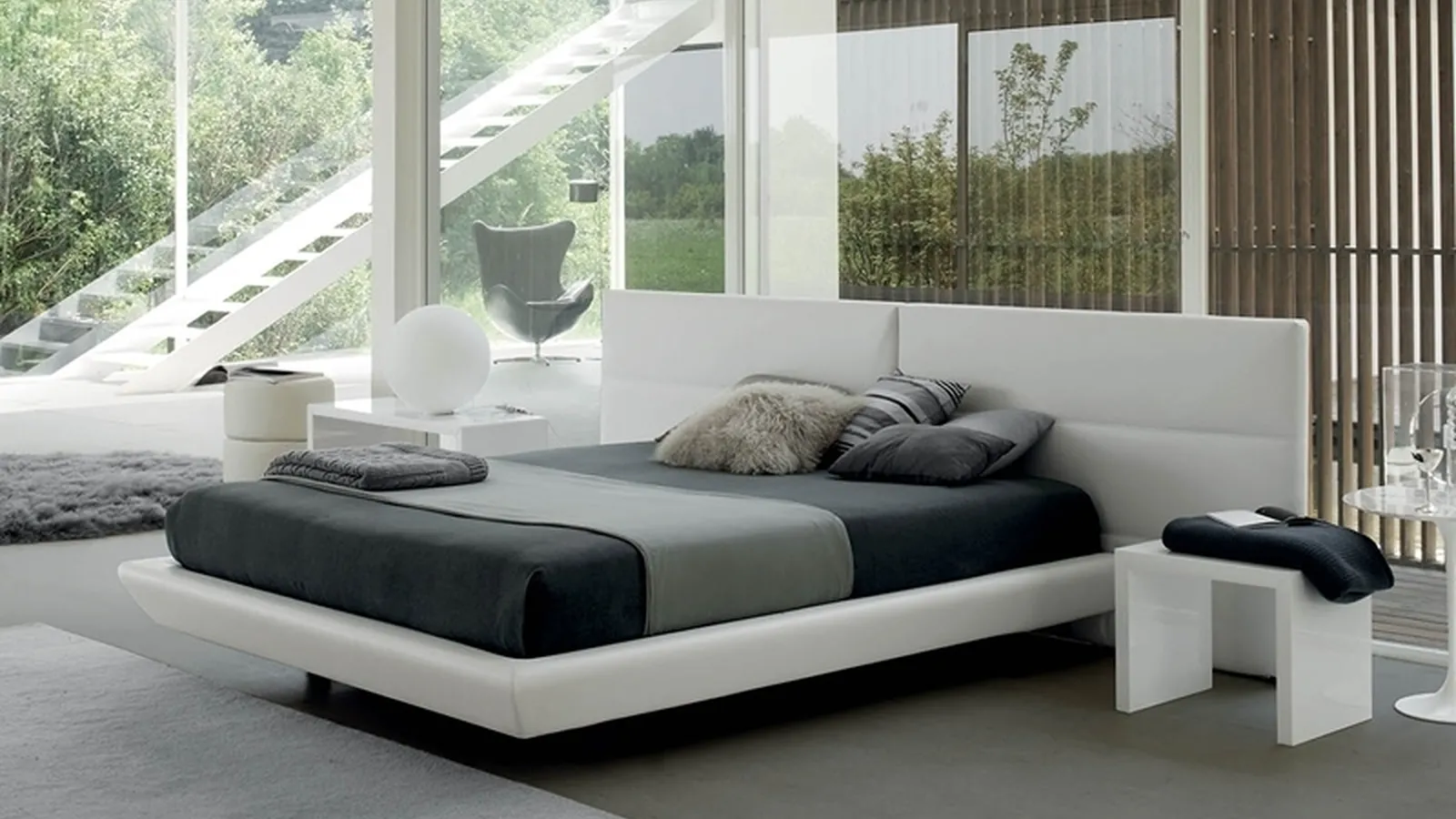 Letto Tolomeo in ecopelle con testiera di Rigosalotti