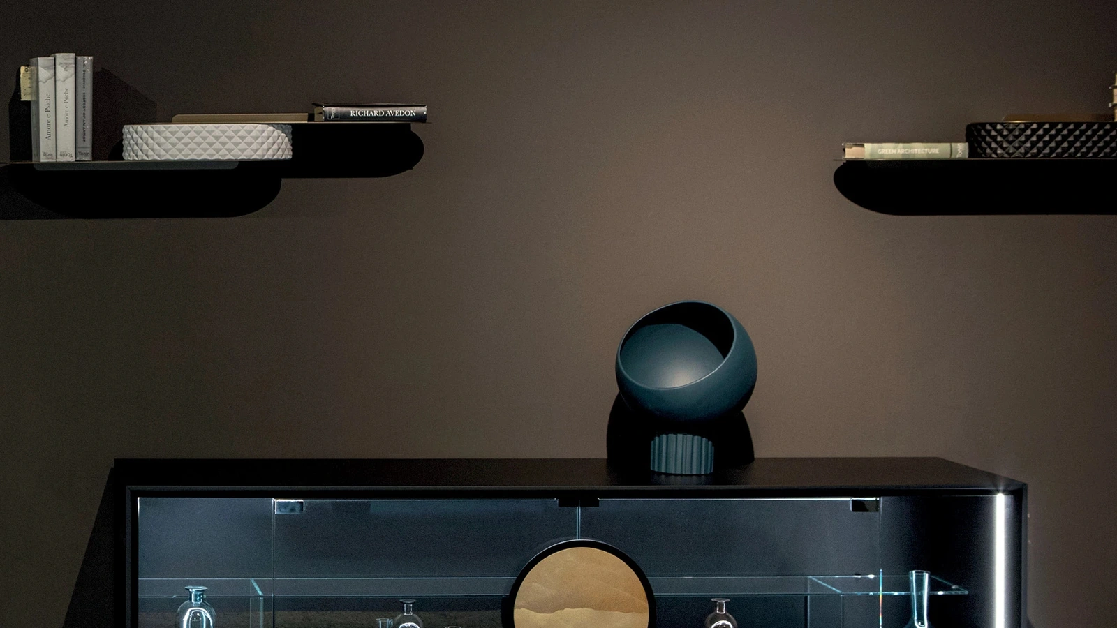 Madia Dot con ante in vetro e maniglia dalla forma rotonda in grès porcellanato di Tonin Casa