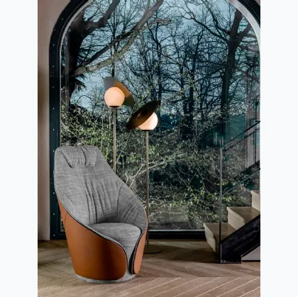 Poltroncina Mama in tessuto con rivestimento esterno in pelle e schienale alto di Tonin Casa