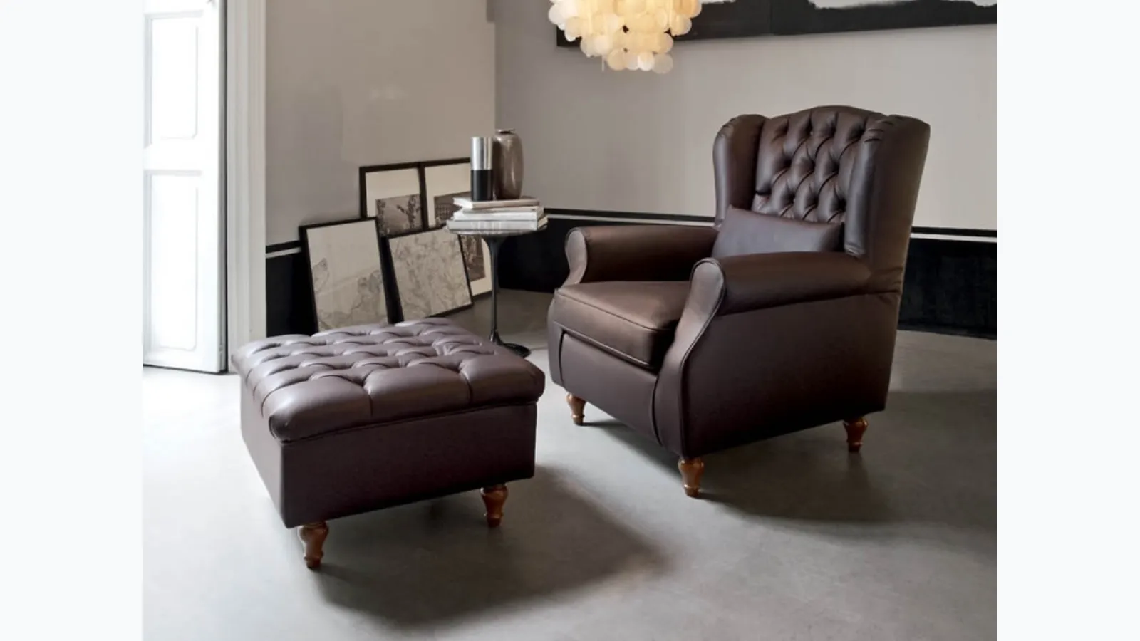 Poltrona classica rivestita in pelle con piedi in legno Vanessa di Rigosalotti