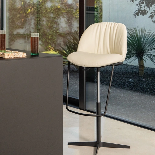 Sgabello in pelle Olympia di Tonin Casa