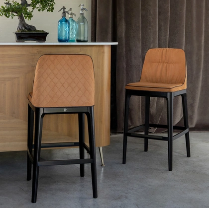 Sgabello Mivida Élite con trapuntatura a rombi sullo schienale di Tonin Casa